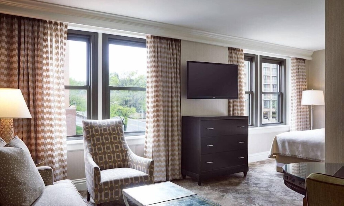 Country Club Plaza Area Hotel | 1-Bedroom Suite at a 4⭐️ Hotel