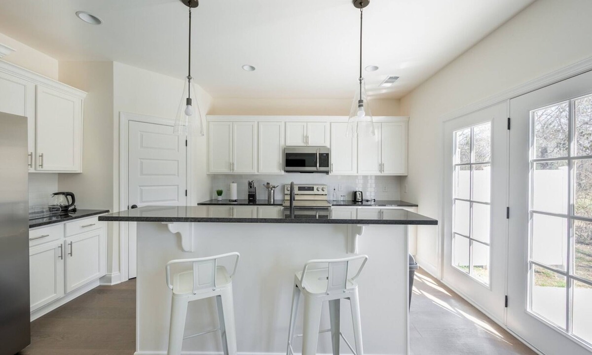 Lakewood Apartment | 1 King 2 Queens Garage Yard Washer Dryer