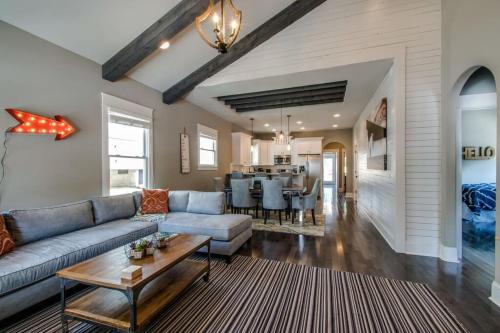 East End House | 1-Story Family Home with Fenced Yard, Grill, Parking, Sleeps 10, 5 Mins to Five Points & Nissan Stadium, Smart TVs, Pet-Friendly Yard, Patio for BBQs, Ideal Nashville Getaway for Families, 24 Hr Hospitality