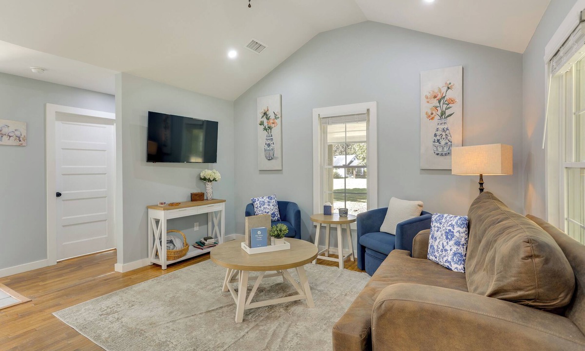 Iuka Cottage | 10 Mi to Tennessee River: Blue Willow-themed Home