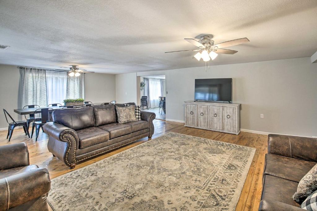 Royal House | 11 Mi to Lake Ouachita Family Cabin with Yard