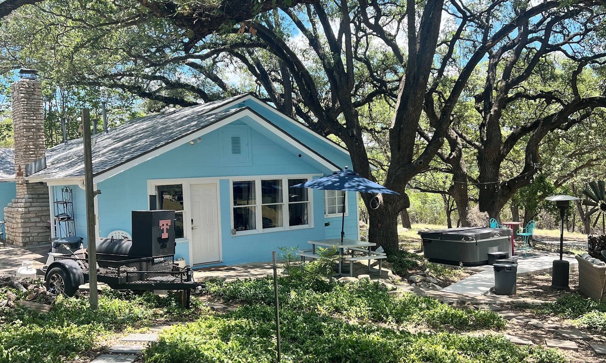 Boerne Cabin | 130 Acres with cabin in the woods- 7 miles from downtown Boerne