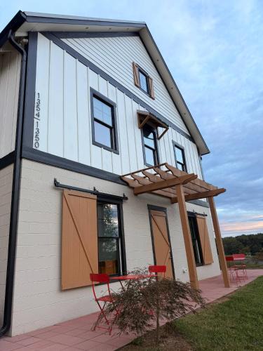 Jefferson City House | 1AN Luxury European Barndo FARM STAY Wedding Venue