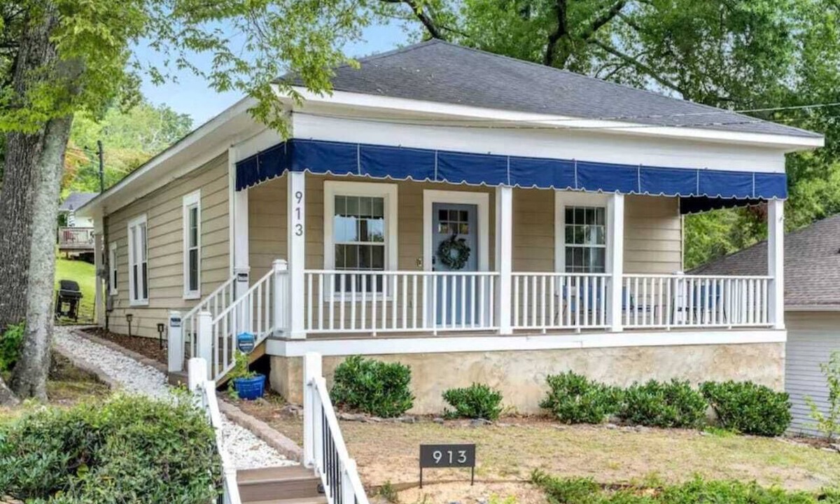 North Chattanooga House | 2/2 North Chatta Charmer with Hot Tub!