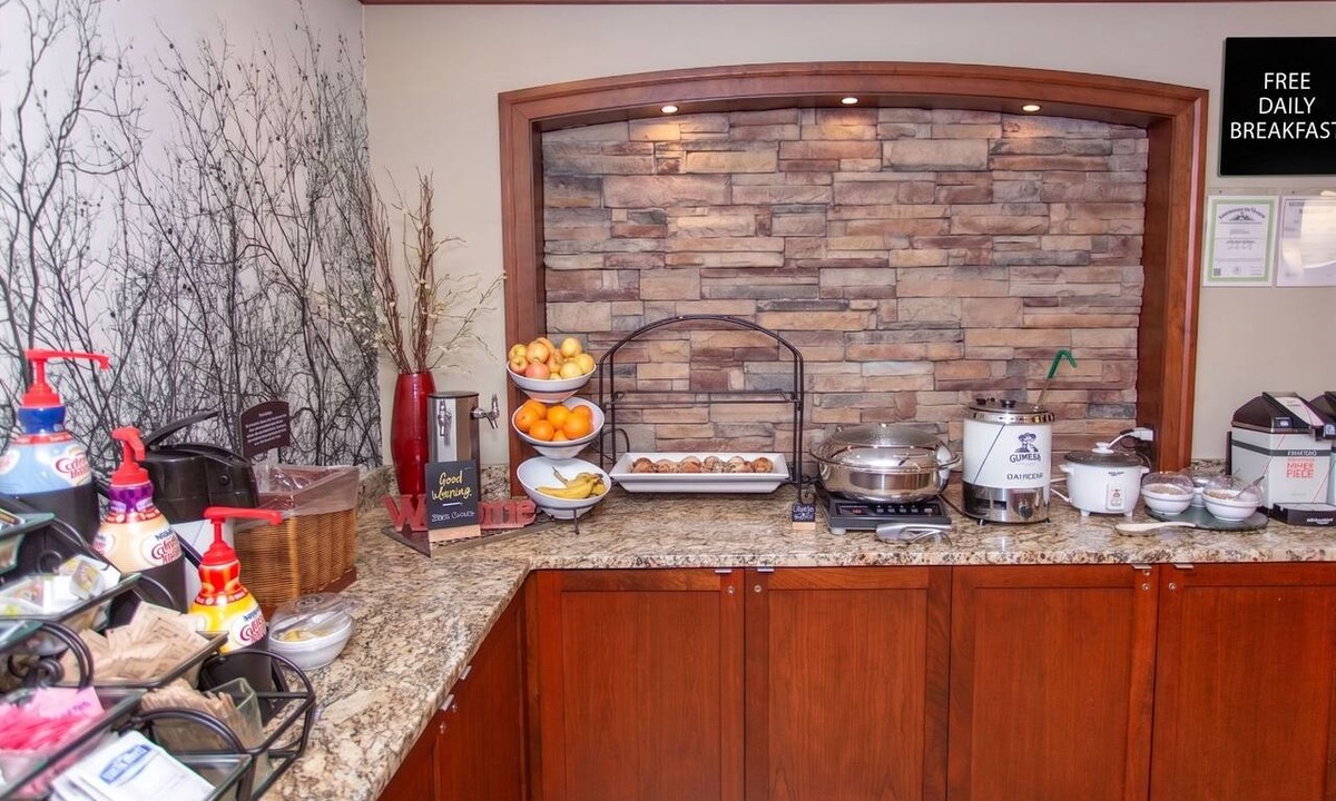 Bowling Green Apartment | 2 Bedroom Suite w/Kitchen | Work Desk & Breakfast