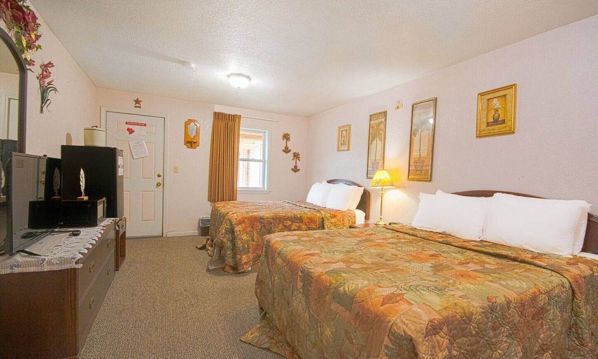 Hiawatha Apartment | 2 Full Beds|Non-Smoking