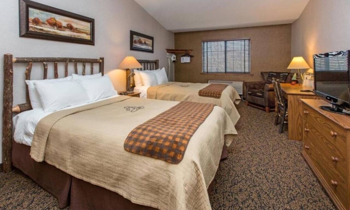 Onalaska Hotel | 2 Queen Room l Heated Pool, Hot Tub & Free Breakfast | 4mi to Lake Onalaska
