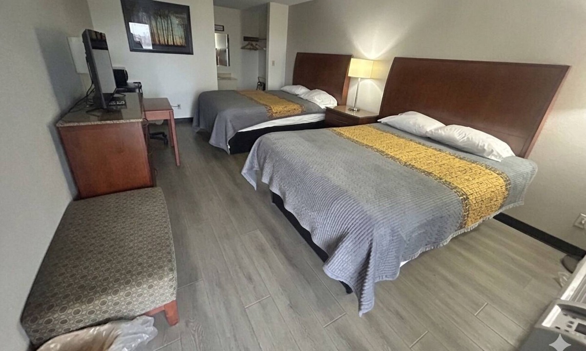 Greenville Hotel | 2 Relaxing & Budget-Friendly Rooms Near DeMoulin Museum | Free Onsite Parking