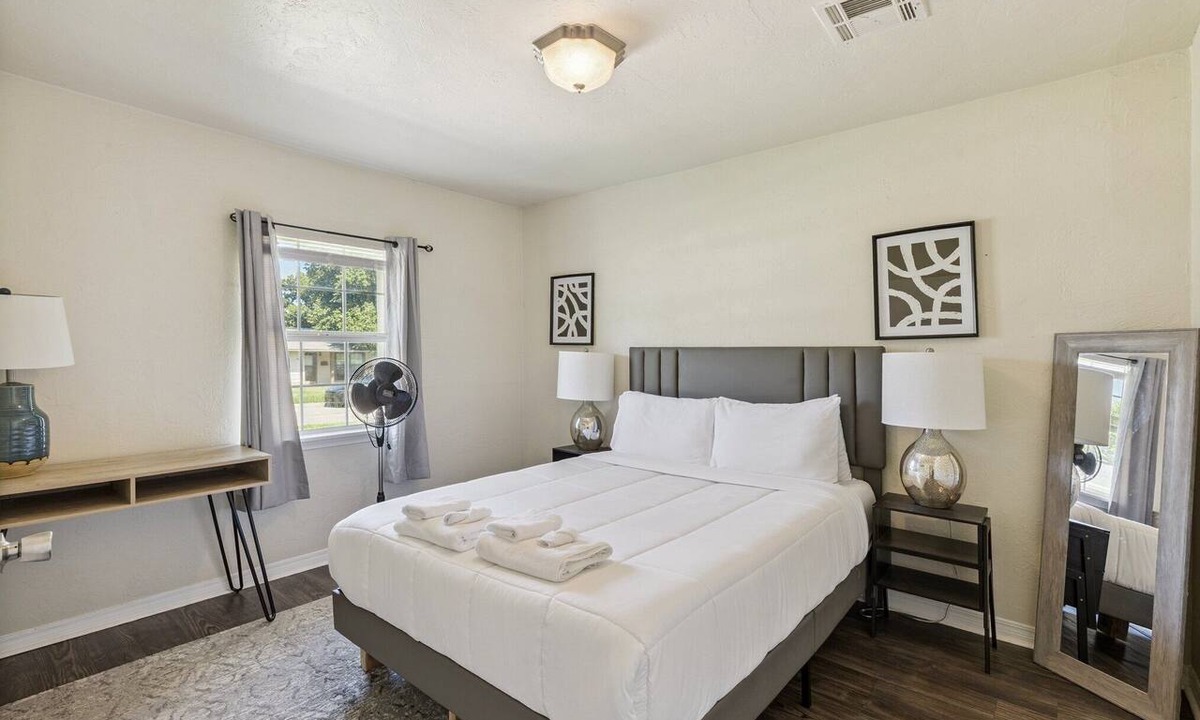 Central Oklahoma City Apartment | 2BR near the Zoo & Science Museum — set up for nurses and family stays #TA