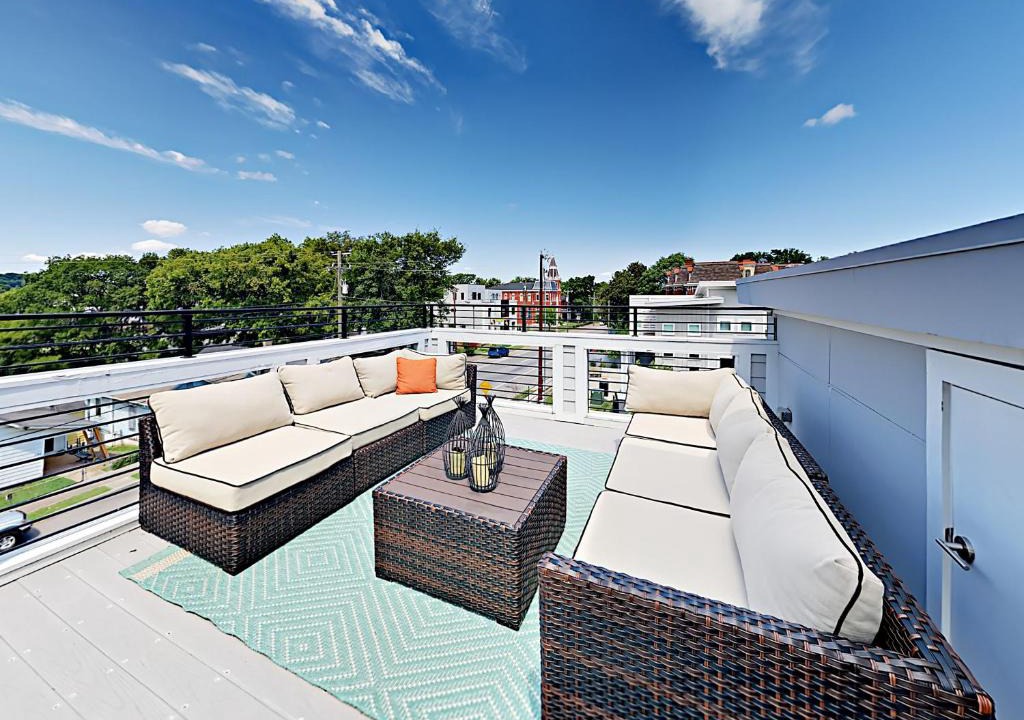Chestnut Hill House | 2nd Ave S Townhouse D16