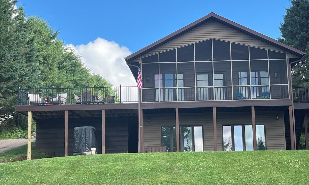 Holcombe House | 3-bedroom house on Chippewa River/Lake Holcombe perfect for relaxing getaways