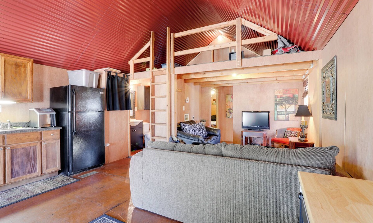 Clinton Cabin | 3 Mi to Greers Ferry Lake: Peaceful Cabin w/Deck!