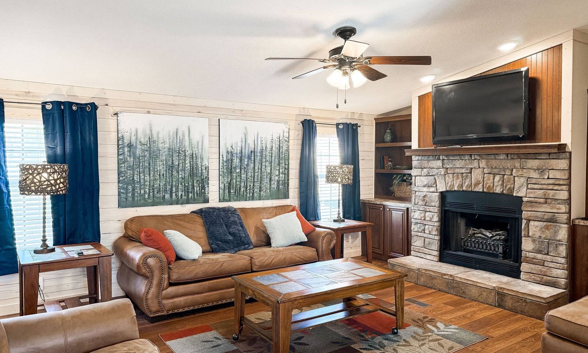 Cobden House | 3BR/4BA Cabin - Sleeps 8 - Large Deck, Fireplace, Hot Tub, & Shawnee Forest!