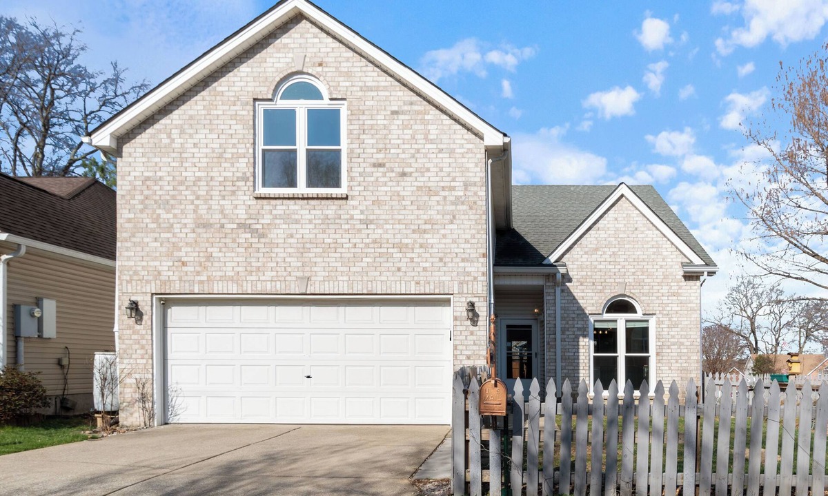 Hurwood Heights House | 4 Bedroom Nashville Home Safe Neighborhood with Parking near Nash Hotspots