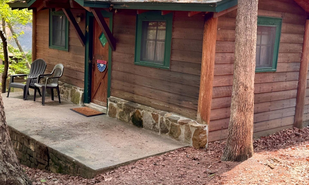Hot Springs Cabin | 4-OH, DEER! Vintage updated Cabin, On the Lake-Swim-Fish-Docks-Pet Friendly!