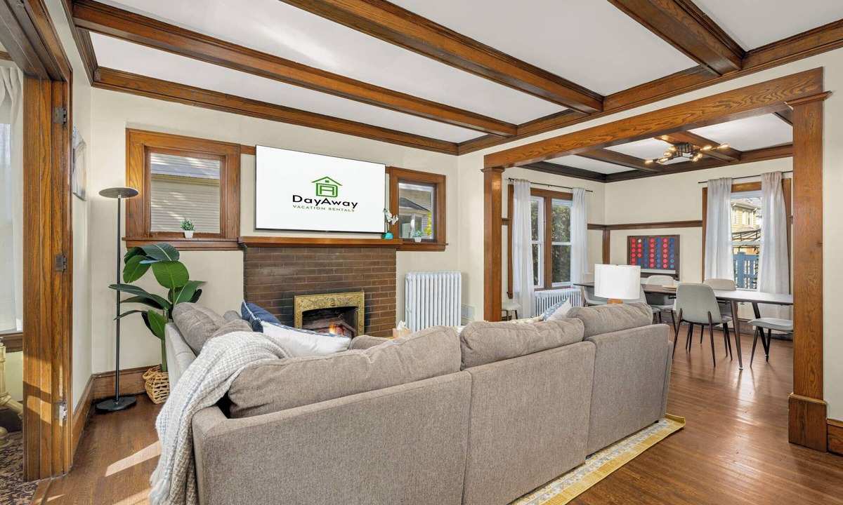 Lyn-Lake House | 5BR Uptown Home | Walk to Bde Maka Ska | Sleeps 14