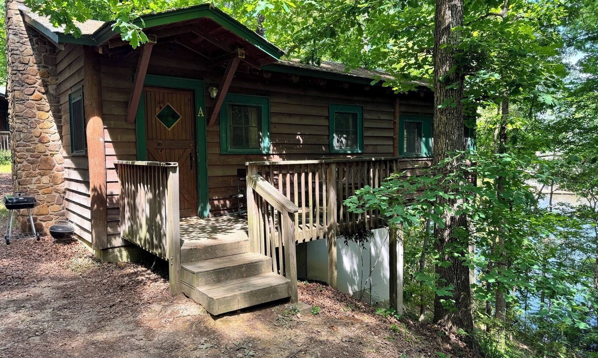 Hot Springs Cabin | A-ARKANSAS ROCKHOUND - Vintage Style, On the Lake-Swim-Fish-Docks-Pet Friendly!