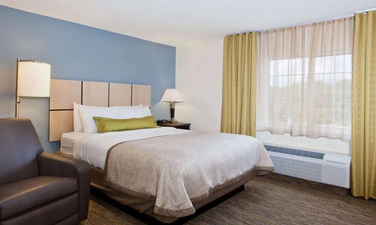 Ashley Oaks House | A quick drive from McGhee Tyson Airport! Private Full Kitchen! Pets Allowed!