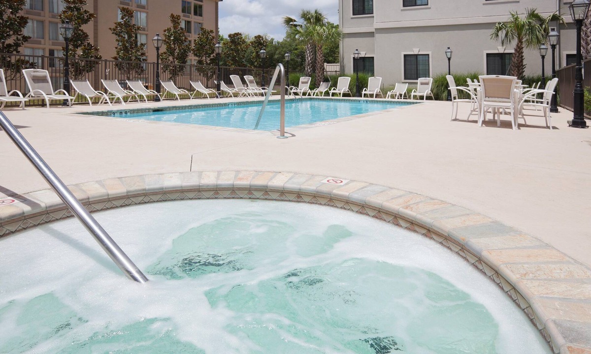 Lafayette Apartment | Accessible 1BR Suite | Mobility Tub Access