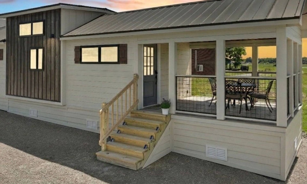 Shelbyville Cottage | Adorable 1 bedroom tiny home w/loft situated on 156 acres in Shelbyville, TN