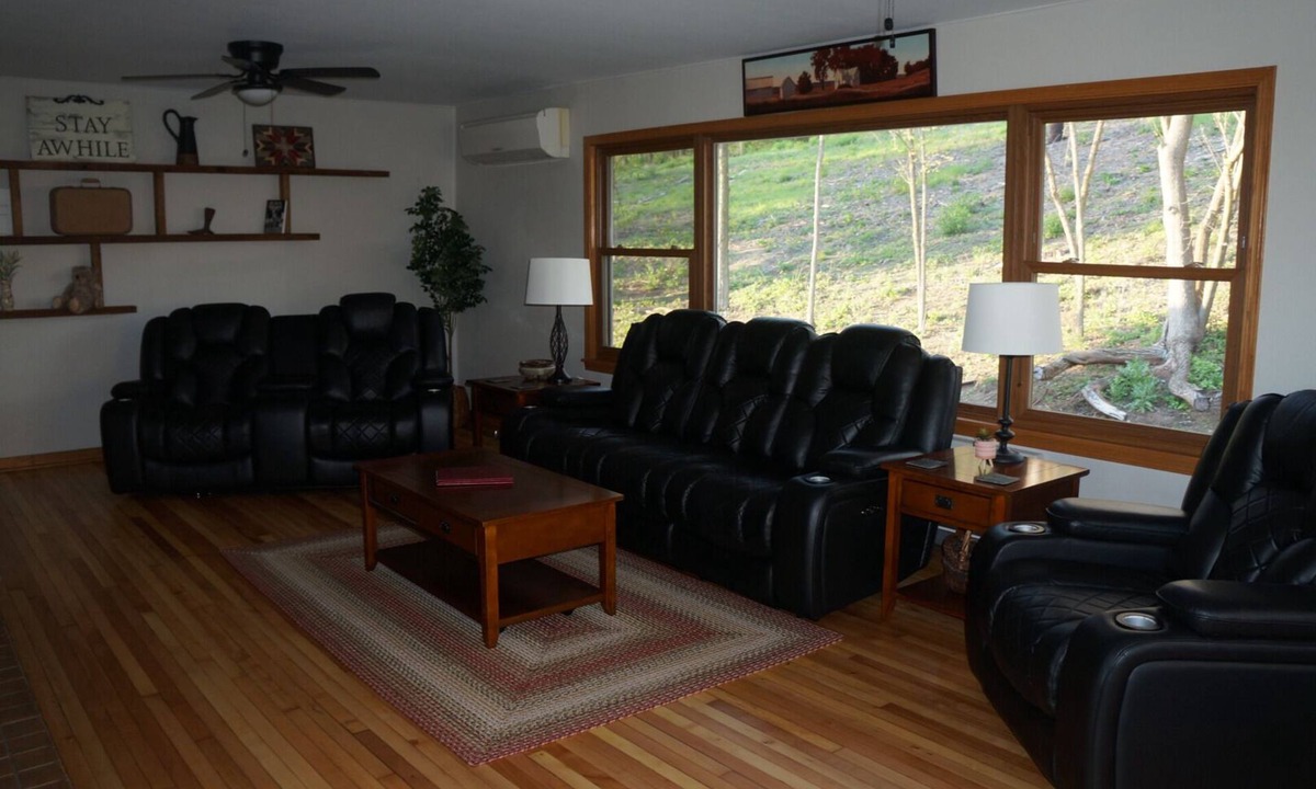 Onalaska House | Adorable 3-bedroom bungalow near Lake Onalaska