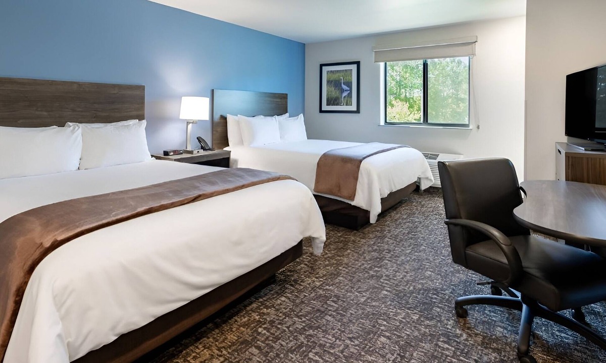 Ashwaubenon Hotel | Affordable Extended-Stay Room with Full Kitchen and Outdoor Grilling Pavilion