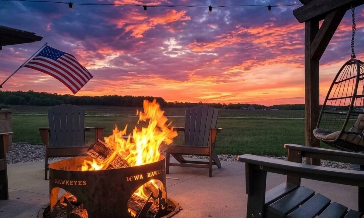 Dyersville House | Airbnb of Dreams - Fully Loaded Shed-Tons of Games