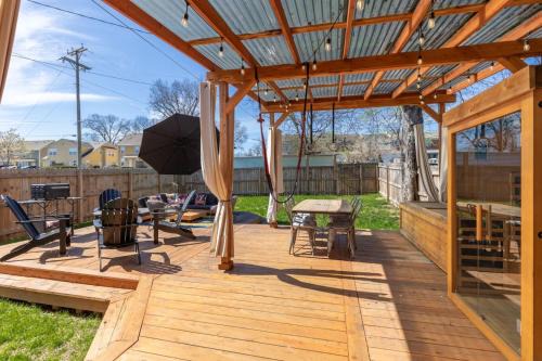McFerrin Park House | Amazing Backyard Only 2 miles to Downtown with Sauna and FirePit