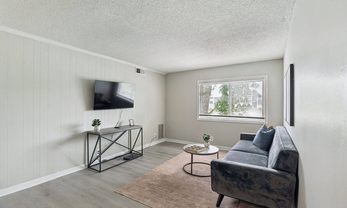Glengarry Apartment | Avery Apartments D33 I Spacious 2 Bed 1 Bath