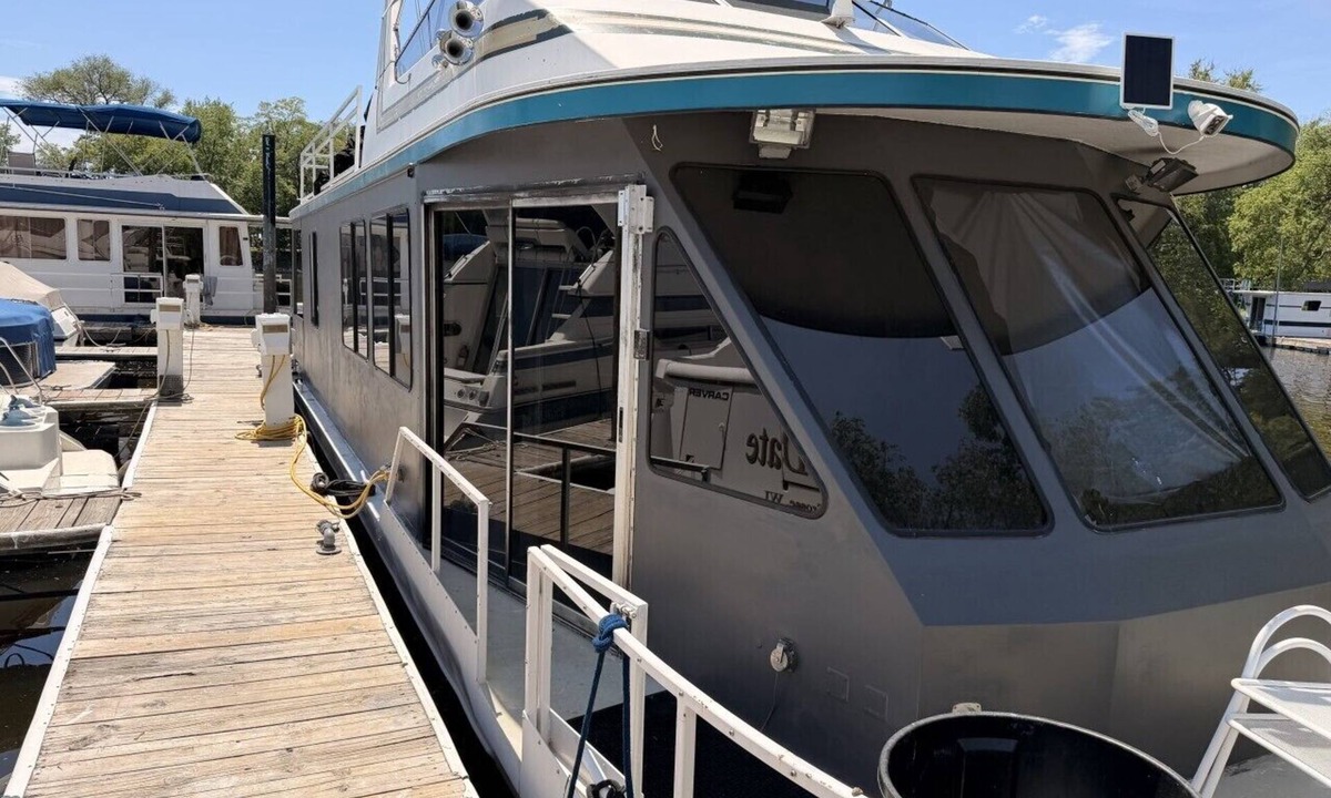 La Crosse Boat Rental | b3 FIVE7 Yacht - 2 bedroom