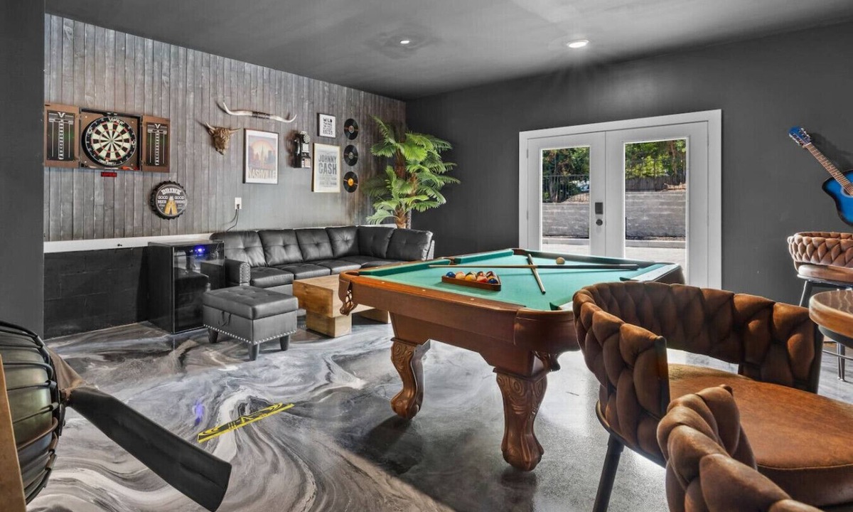 Talbot's Corner Villa | Bachelor’s Dream Pad - 4BR w/Game Room & Rooftop!