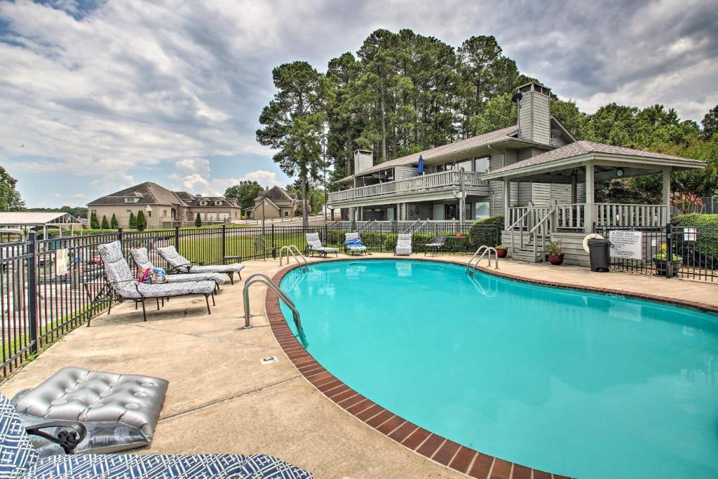 Hot Springs Apartment | Balcony and Lake Access Hot Springs Getaway!