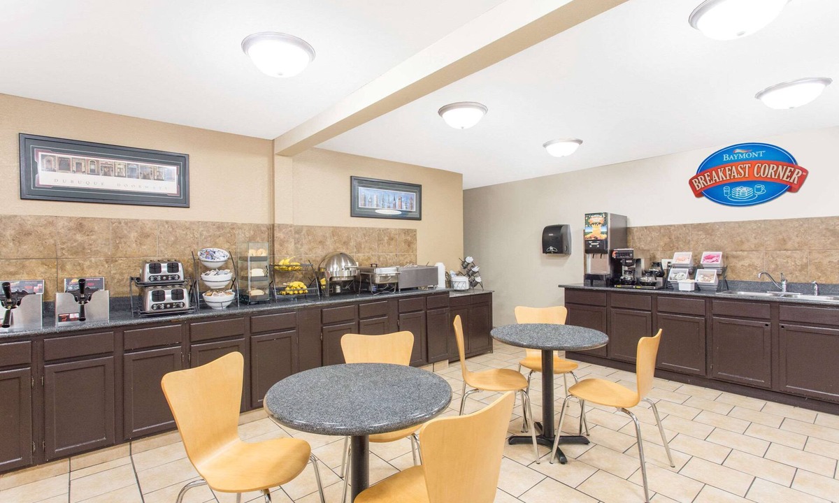 Dubuque Hotel | Baymont by Wyndham Dubuque