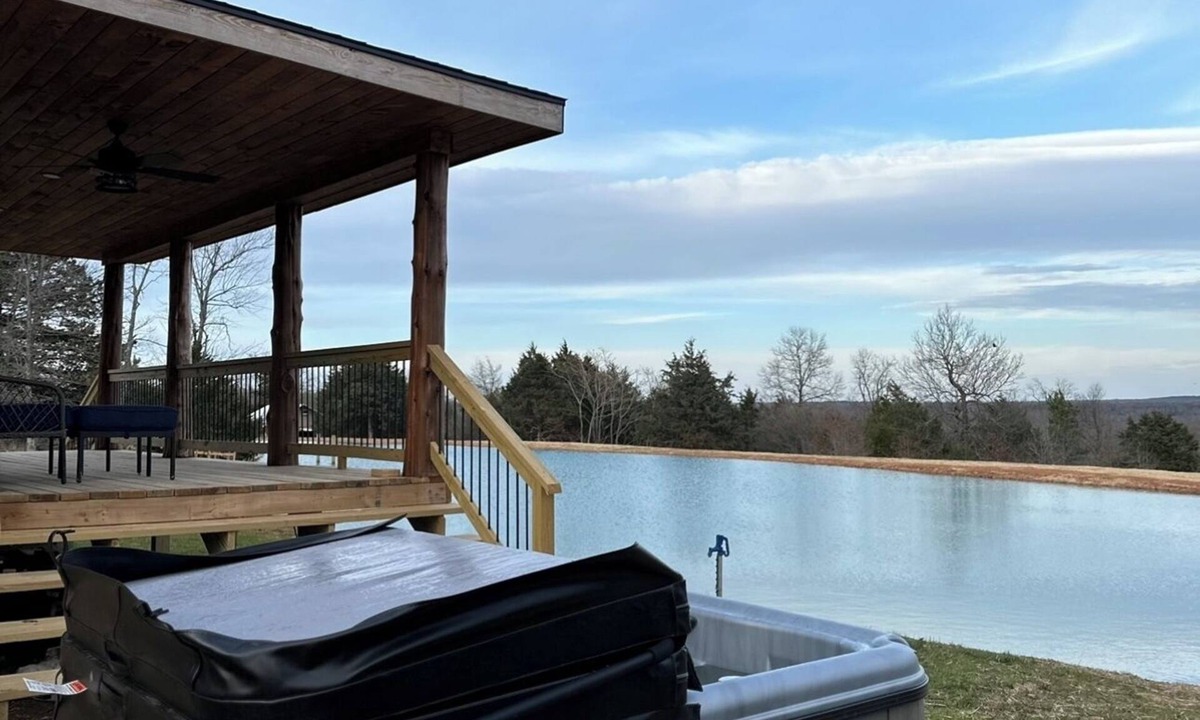 Compton Cabin | Bear Bottom Cabin! HUGE POND AND HOT TUB, KAYAKE, PADDLE BOAT, AND PADDLE BOARD!