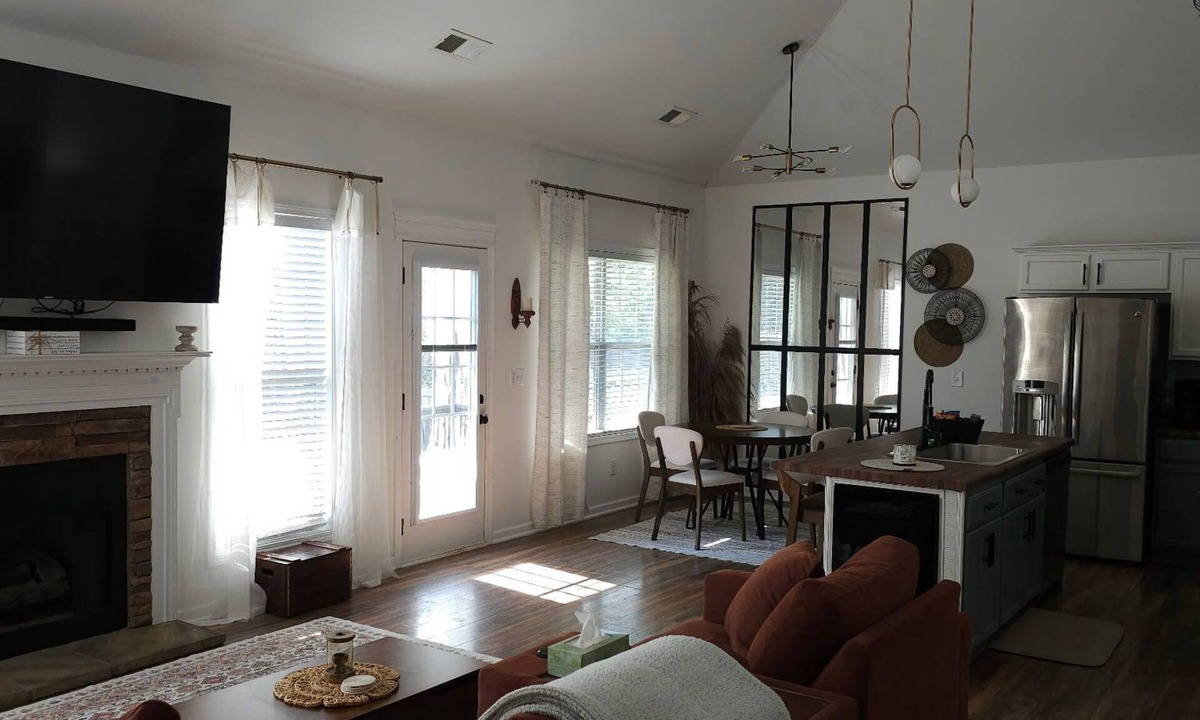 Clarksville House | Beautiful, Cozy and Airy Retreat with Lots of Character - NO CLEANING FEE