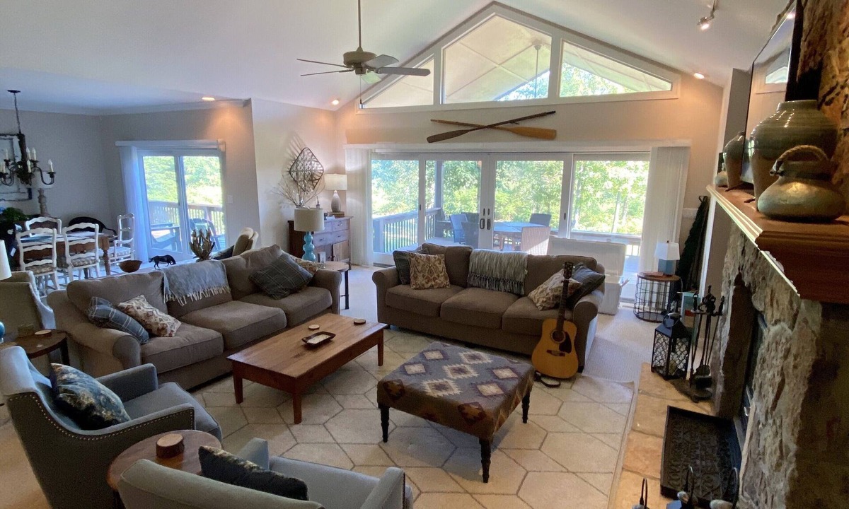 Higden House | Beautiful Greers Ferry Lake 4 BR w King MB suite near Shiloh & Lacey’s marinas