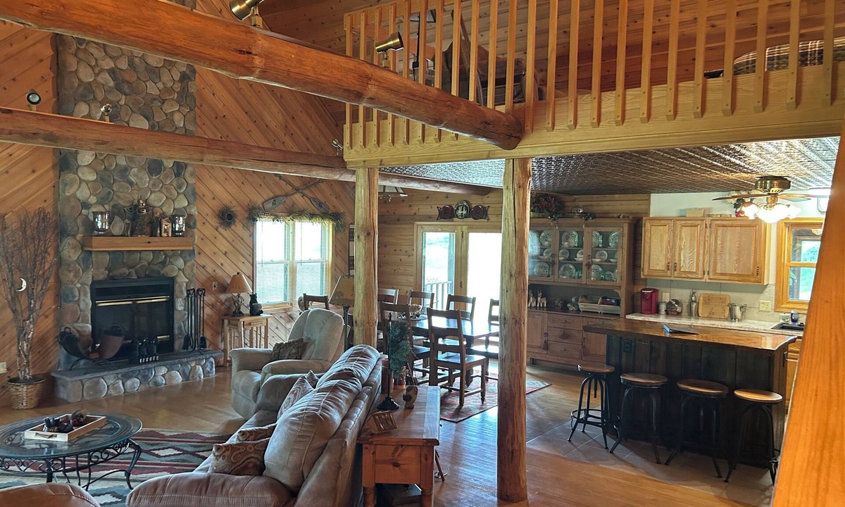 New Lisbon Cabin | Beautiful log cabin minutes away from Castle Rock lake & Buckhorn St. park