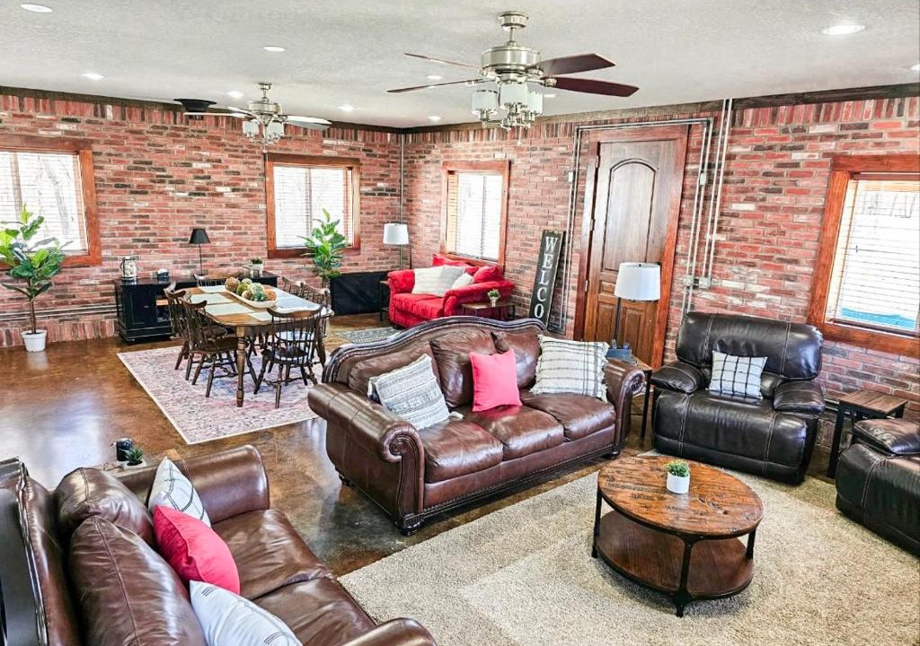 Lowell House | Beaver Lake Hideaway