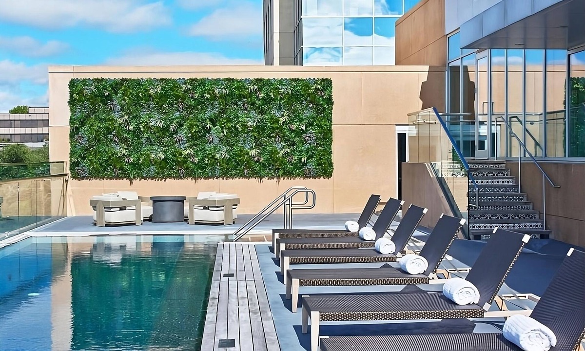 West Plaza Hotel | Best Place to Unwind! Pool, Pets Allowed, Near Nelson-Atkins Museum of Art