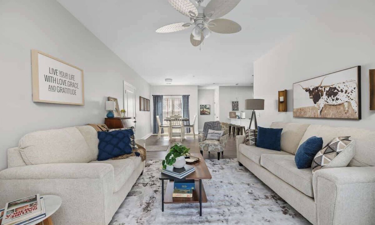 Bettendorf House | Bettendorf Gem: 2BR Condo w/King Bed & Garage