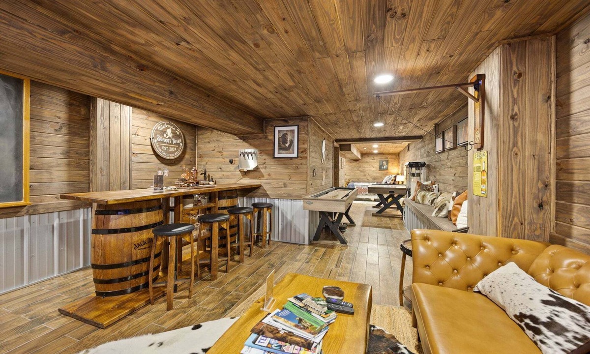 Byrdstown House | Bigfoots Lodge by the Lake - Dale Hollow Cabin with Sauna, Fire Pit, and Game Room