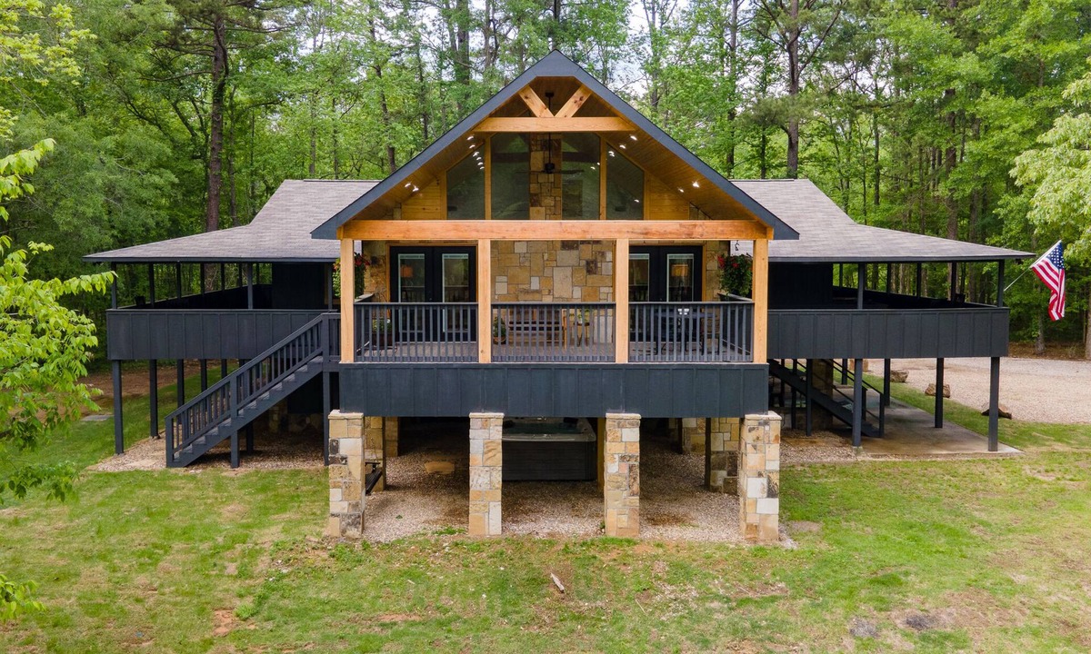 Mid America House | Black Bear Lodge 🐻 5 Private Acres + Hot Tub + Fishing + Games