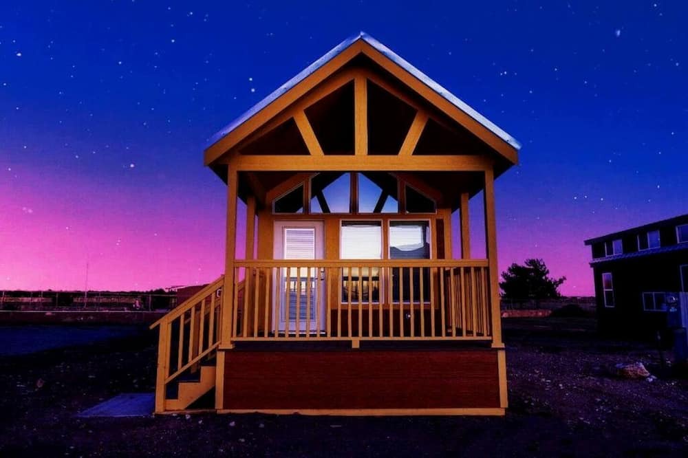 Valle Cabin | Brand-New Luxury Tiny Home Retreat with Loft & Stargazing Deck in Williams, Arizona