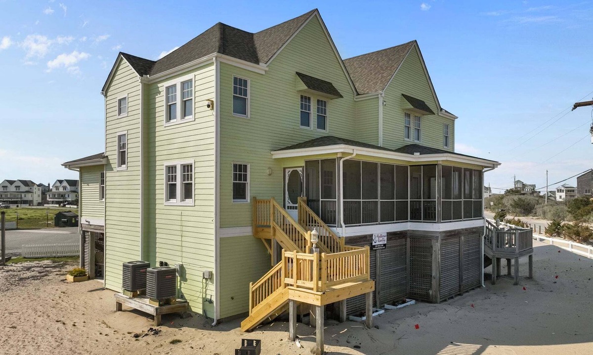 Buxton House | Bright Buxton townhouse with pool access, fast WiFi, AC, W/D & ocean views