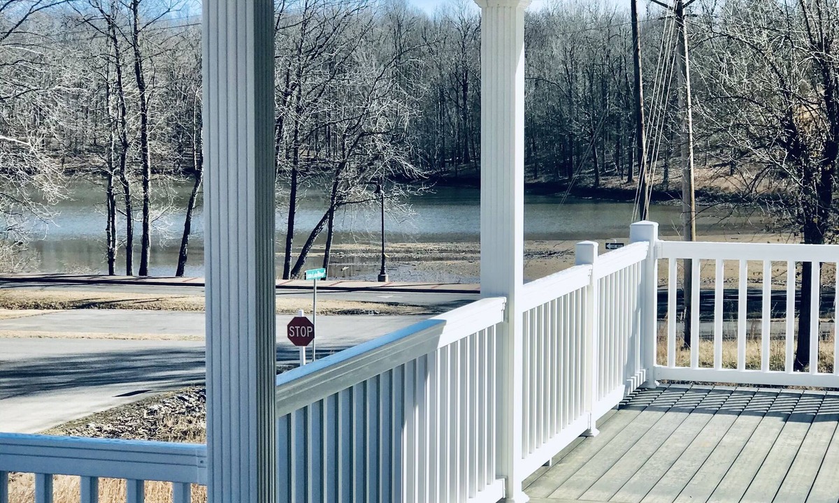 Grand Rivers House | Built in 2021 - 5 BR/4 BA Lakefront in Grand Rivers -The Only City on Both Lakes