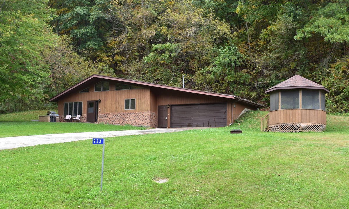 Harpers Ferry House | Cabin in the Bluff, Only Minutes from the Mississippi River!