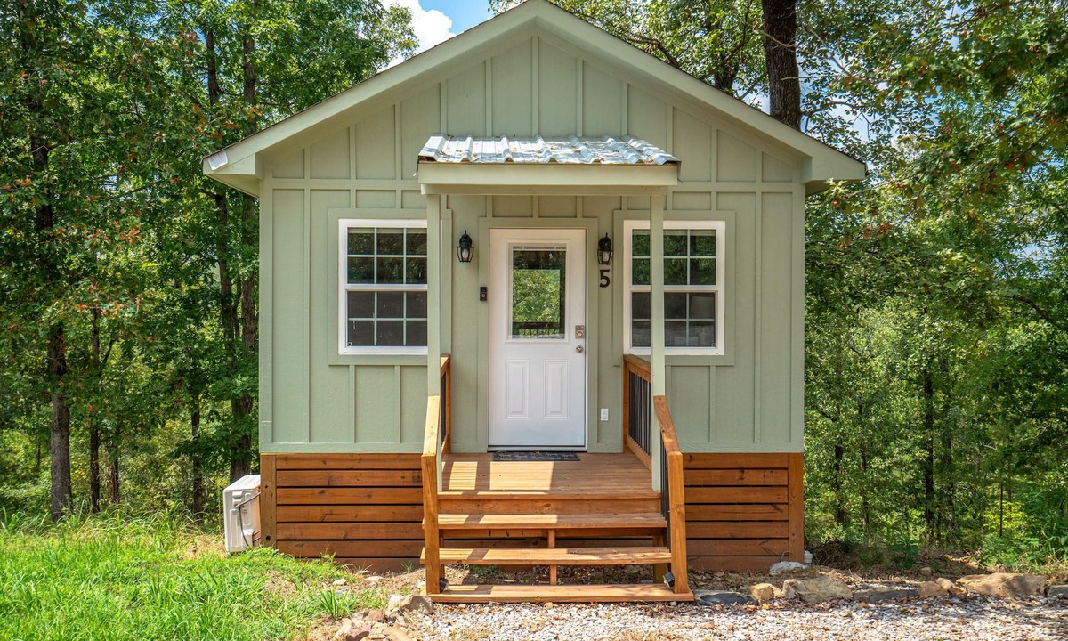 Mid America Cabin | Cabin #5 @ Rock Creek Cabins! Pet Friendly! Minutes to Shopping & Dining!
