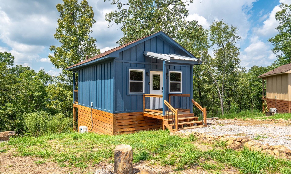 Rockwell Cabin | Cabin #3 @ Rock Creek Cabins! King Bed! 15 min. from Hot Springs National Park!