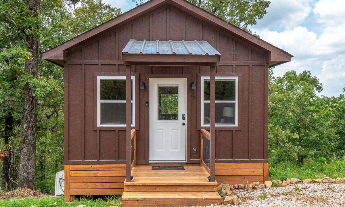 Mid America Cabin | Cabin #4 @ Rock Creek Cabins! Kin Bed! 15 min. from National Park! Pet Friendly!