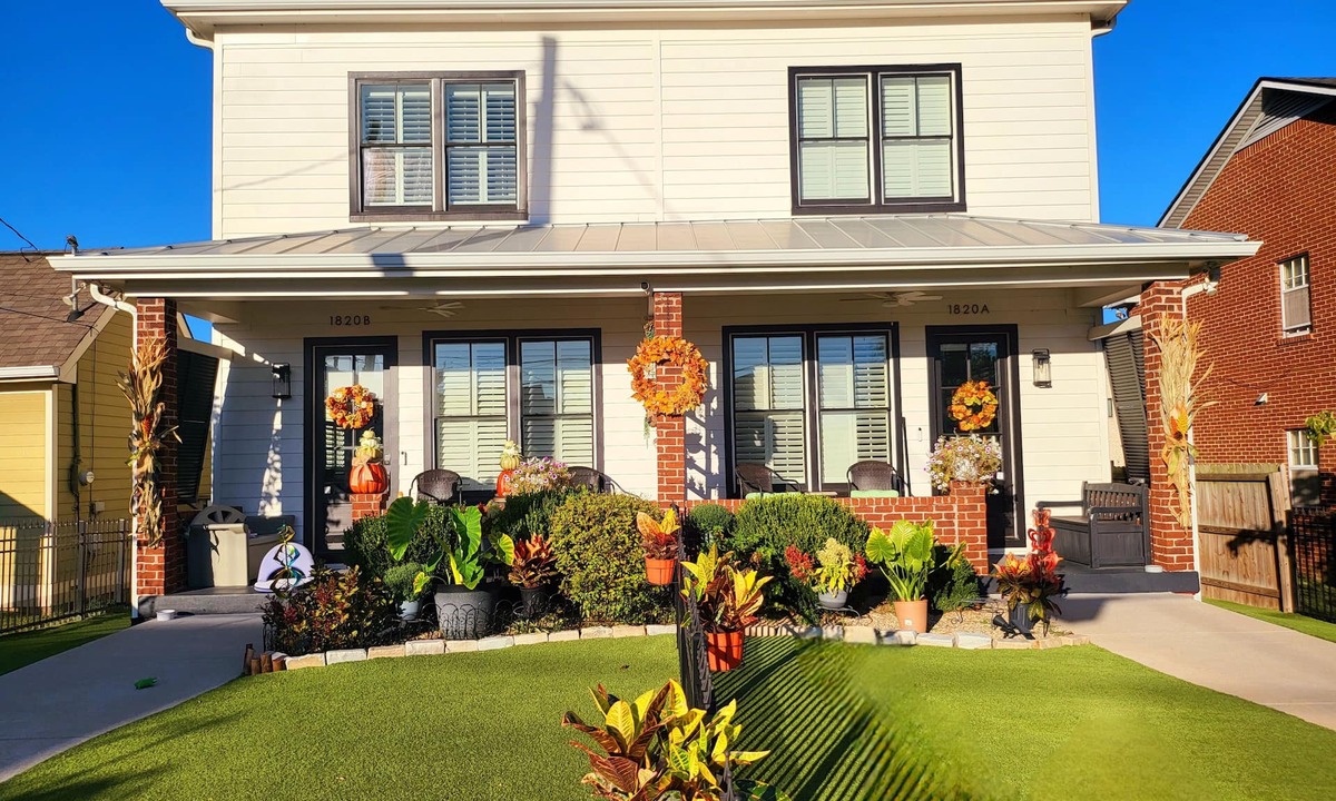 Salemtown House | Captivating Squeaky Clean 3 BR 3 BA Furn Home in Prized Downtown Neighborhood